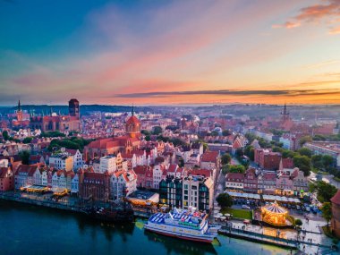 Gdansk 'ın muhteşem eski şehir ve nehirlerinin günbatımı manzarası.