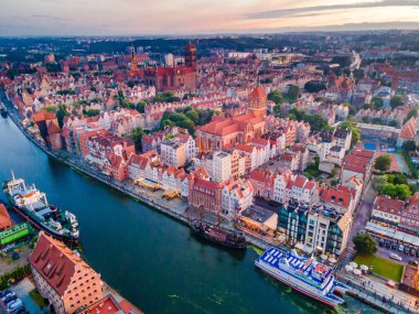 Gdansk 'ın muhteşem eski şehir ve nehirlerinin günbatımı manzarası.