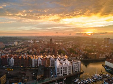 Gdansk 'ın muhteşem eski şehir ve nehirlerinin günbatımı manzarası.