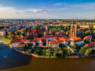 Odra kıyısındaki Wroclaw eski kasabası ve Katedrali 'nin havadan panoramik manzarası