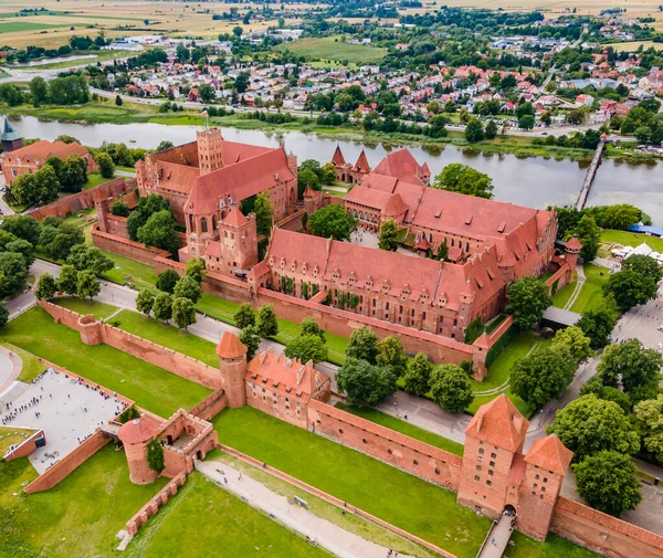 Vista aérea do castelo de ordem Teutônica de Malbork e fortaleza na Polônia — Fotografia de Stock