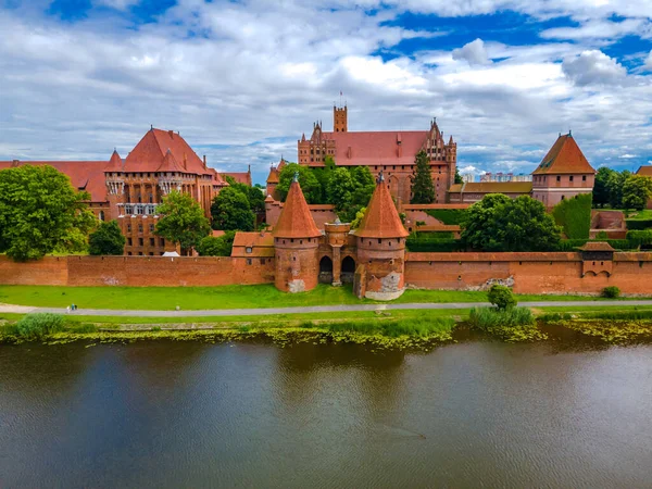 Vista aérea del castillo y fortaleza de orden teutónico de Malbork en Polonia — Foto de Stock