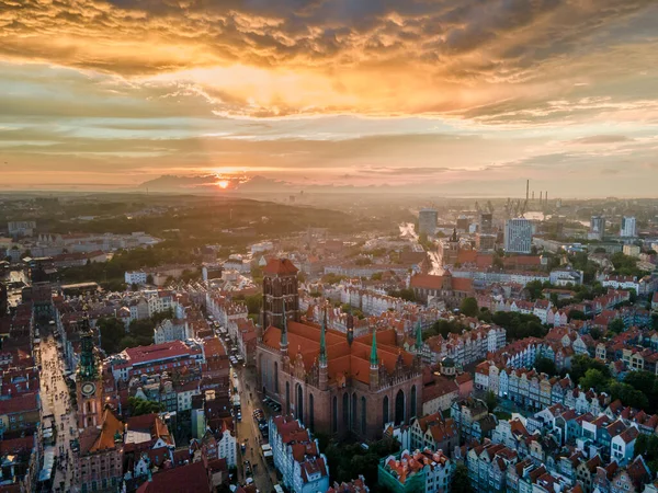 Widok z lotu ptaka na niesamowite stare miasto i rzeki Gdańska ze statkami — Zdjęcie stockowe