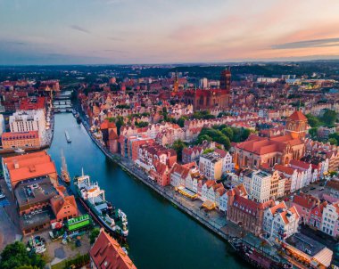 Gdansk 'ın muhteşem eski şehir ve nehirlerinin günbatımı manzarası.