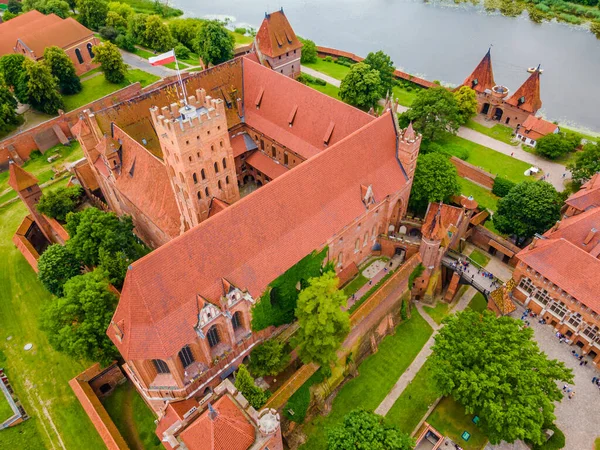 Vista aérea del castillo y fortaleza de orden teutónico de Malbork en Polonia — Foto de Stock