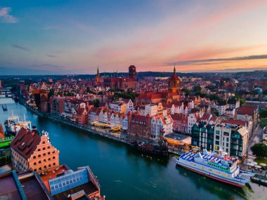 Nehirde gemileri ve yatları olan Hanseatic Ligi üyesi muhteşem eski Gdansk (Polonya) kasabasının hava günbatımı manzarası