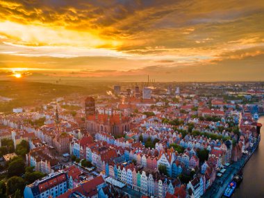 Nehirde gemileri ve yatları olan Hanseatic Ligi üyesi muhteşem eski Gdansk (Polonya) kasabasının hava günbatımı manzarası
