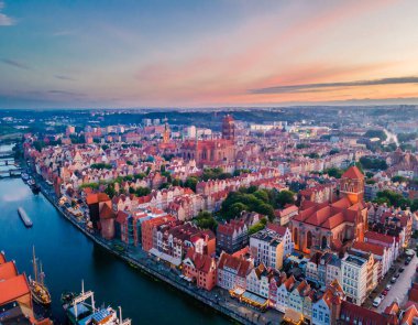 Nehirde gemileri ve yatları olan Hanseatic Ligi üyesi muhteşem eski Gdansk (Polonya) kasabasının hava günbatımı manzarası