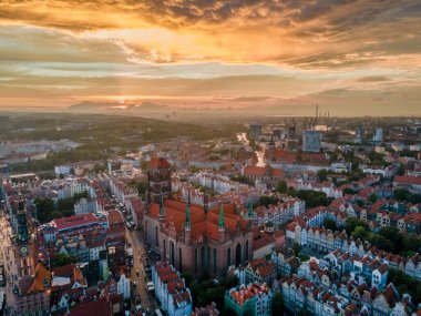 Nehirde gemileri ve yatları olan Hanseatic Ligi üyesi muhteşem eski Gdansk (Polonya) kasabasının hava günbatımı manzarası