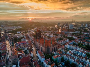 Nehirde gemileri ve yatları olan Hanseatic Ligi üyesi muhteşem eski Gdansk (Polonya) kasabasının hava günbatımı manzarası
