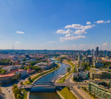 Yeni şehir merkezi ve Litvanya Vilnius gökdelenlerinin havadan görünüşü