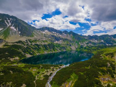 Polonya 'nın Zakopane kentindeki dağın tepesindeki Tatras dağlarının ve göllerin havadan görünüşü