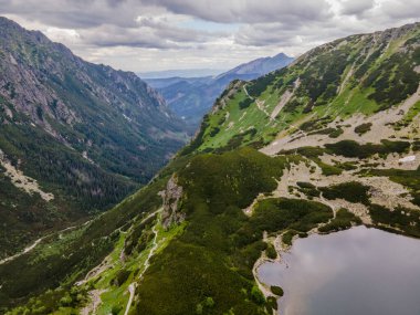 Polonya 'nın Zakopane kentindeki dağın tepesindeki Tatras dağlarının ve göllerin havadan görünüşü