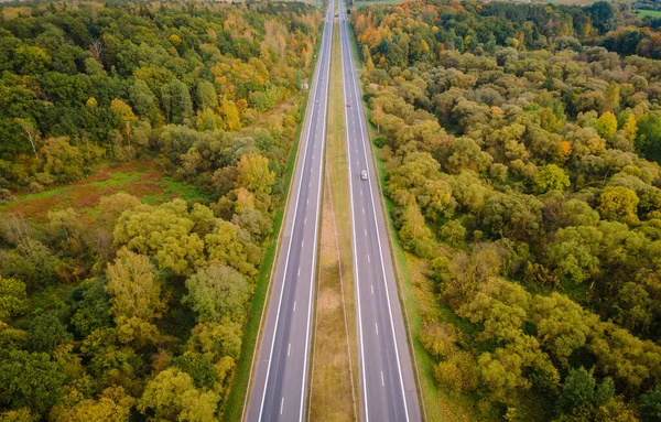 Vista Aérea Del Bosque Lleno Colores Otoñales Con Carretera Cruzándolo — Foto de Stock