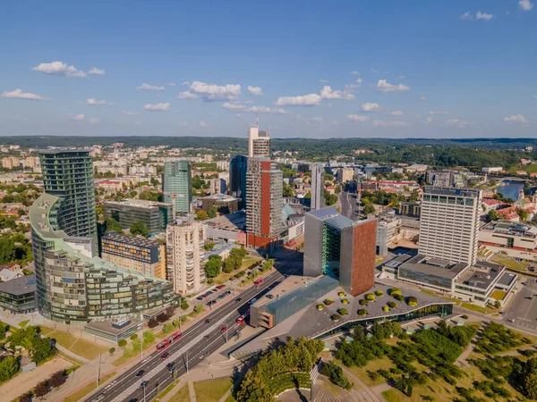 リトアニアのヴィリニュスの新しい都市中心部と高層ビルの空中ビュー — ストック写真