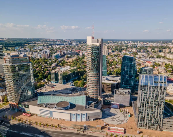 Yeni şehir merkezi ve Litvanya Vilnius gökdelenlerinin havadan görünüşü