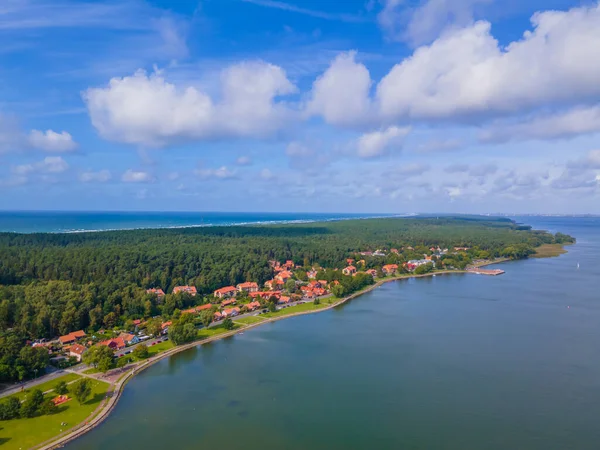 Vista Aérea Igreja Pequena Cidade Pescador Juodkrante Cuspo Curoniano — Fotografia de Stock