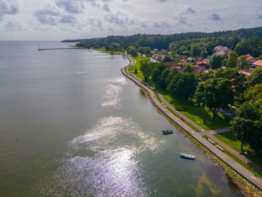 Curonian salyasındaki küçük Juodkrante balıkçı şehrindeki kilisenin hava manzarası