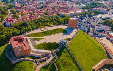 Vilnius 'un eski şehir çatılarının ve tepedeki Gediminas şatosunun havadan görünüşü