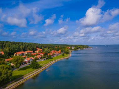 Litvanya 'nın Curonian tükürüğündeki Juodkrante balıkçı köyü
