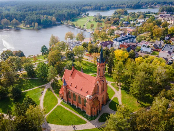 Letecký pohled na litevské letovisko Druskininkai kostel v městském parku — Stock fotografie