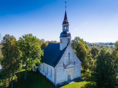 Sangaste Kilisesi. Sangaste, Valga, Estonya 'daki St. Andrew Kilisesi' nin insansız hava aracı görüntüsü