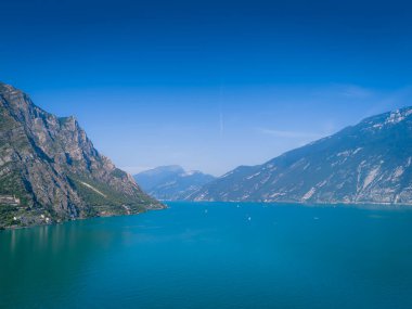 Garda Gölü panoramik manzarası. Garda Gölü ve İtalyan Alpleri 'nin havadan görünüşü. Lombardy insansız hava aracı manzarası
