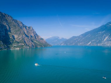 Garda Gölü panoramik manzarası. Garda Gölü ve İtalyan Alpleri 'nin havadan görünüşü. Lombardy insansız hava aracı manzarası