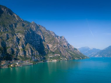 Garda Gölü panoramik manzarası. Garda Gölü ve İtalyan Alpleri 'nin havadan görünüşü. Lombardy insansız hava aracı manzarası
