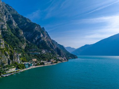 Garda Gölü panoramik manzarası. Garda Gölü ve İtalyan Alpleri 'nin havadan görünüşü. Lombardy insansız hava aracı manzarası
