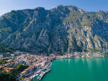 Limonlu Konsolos Garda. Panoramik Garda Gölü ve İtalyan Alp Dağları 'nın havadan görünüşü. Lombardy insansız hava aracı manzarası
