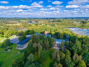 Estonya, Otepaa 'daki Puhajarve SPA ve tatil beldesi. Estonya dönüm noktasının hava aracı görüntüsü