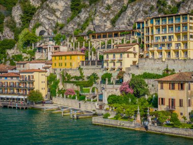 Limonlu Konsolos Garda. Panoramik Garda Gölü ve İtalyan Alp Dağları 'nın havadan görünüşü. Lombardy İHA şehir merkezi manzarası