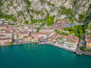 Limonlu Konsolos Garda. Panoramik Garda Gölü ve İtalyan Alp Dağları 'nın havadan görünüşü. Lombardy İHA şehir merkezi manzarası