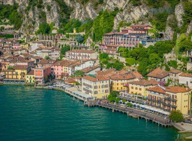 Limonlu Konsolos Garda. Panoramik Garda Gölü ve İtalyan Alp Dağları 'nın havadan görünüşü. Lombardy İHA şehir merkezi manzarası