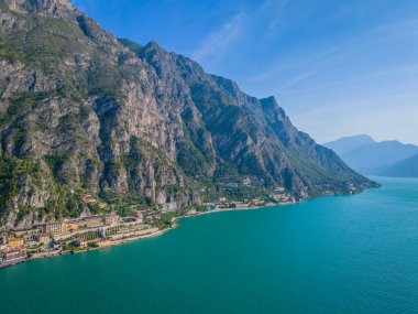 Limonlu Konsolos Garda. Panoramik Garda Gölü ve İtalyan Alp Dağları 'nın havadan görünüşü. Lombardy insansız hava aracı manzarası