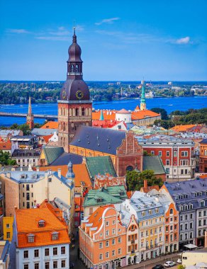Riga 'daki Riga katedrali. Hava aracı görüntüsü. Letonya başkentinin panoramik görünümü