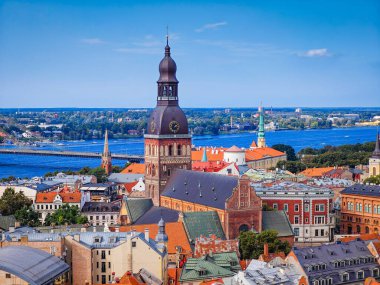 Riga 'daki Riga katedrali. Hava aracı görüntüsü. Letonya başkentinin panoramik görünümü