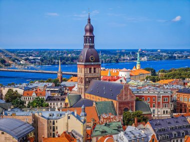 Riga 'daki Riga katedrali. Hava aracı görüntüsü. Letonya başkentinin panoramik görünümü