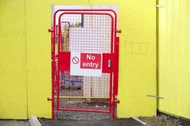 Girişteki inşaat alanı tabelası