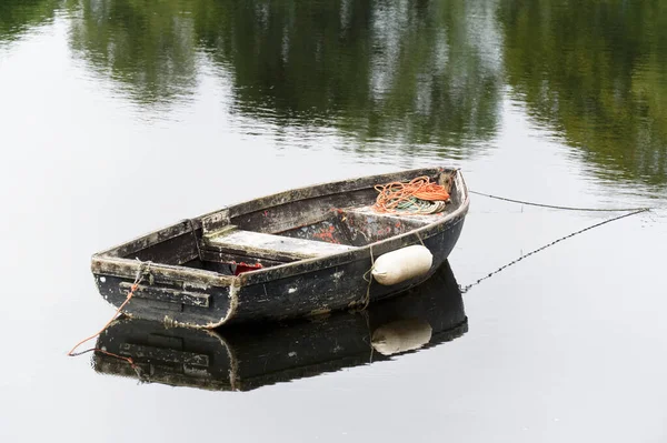 Old wooden boat derelict in sea water for tranquility calm peace and mindfulness — Stock Photo, Image