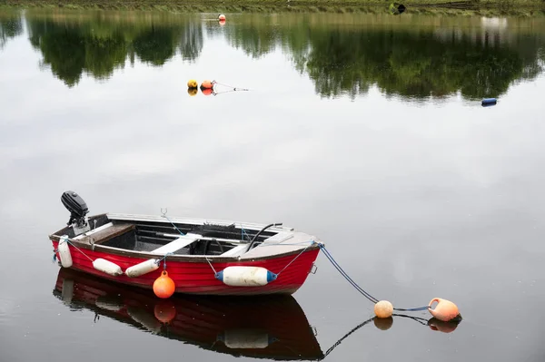 Старая деревянная лодка заброшена в морской воде для спокойствия спокойствия тишины и памятования — стоковое фото