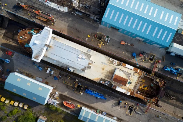 Nave de construcción naval en dique seco vista aérea en puerto de astillero con andamio — Foto de Stock