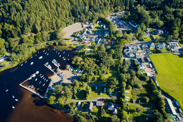 Lomond Gölü 'ndeki Balmaha İskoç köyünün hava manzarası