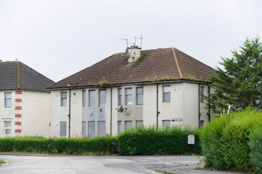 Yoksul mahallelerdeki terk edilmiş belediye binası. Varoş mahallesi. Paisley.