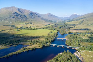 Connel Köprüsü çelik kantilever yapısı okyanus yolu Argyll ve Bute İskoçya 'da Loch Etive' den geçiyor.