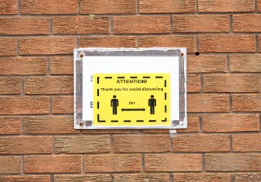 Sosyal mesafeli tabela müşterileri saygı duymalı ve güvende kalmalı.