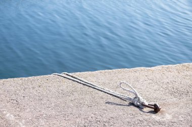 Liman limanında halatla bağlanmış çapa.