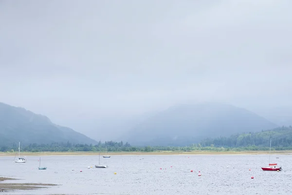 Liten båt scen i havsvatten för lugn lugn lugn och mindfulness — Stockfoto