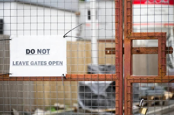 Laat de poorten niet open staan op de bouwplaats — Stockfoto